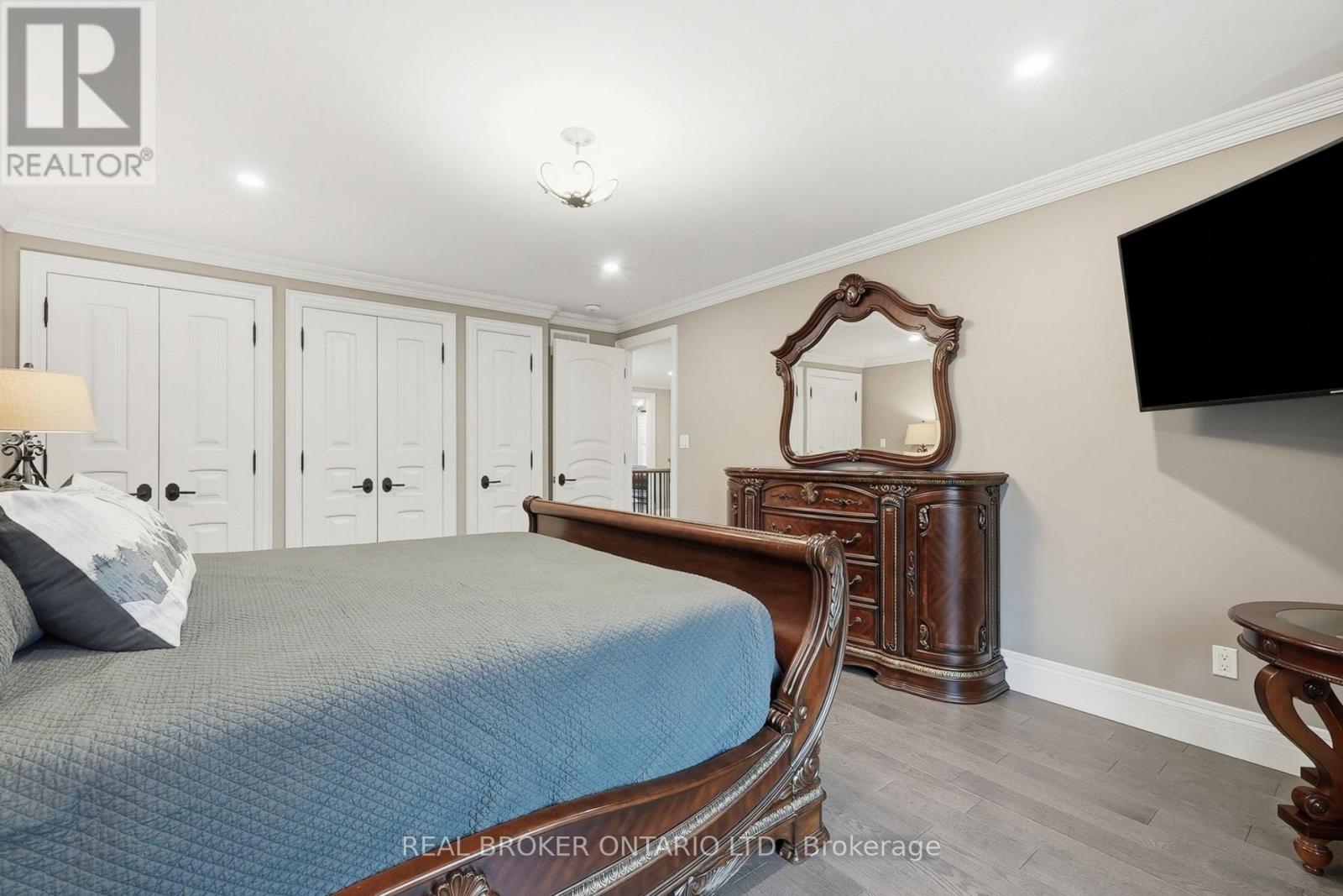 916 Foxbrook Court Property Photo 31