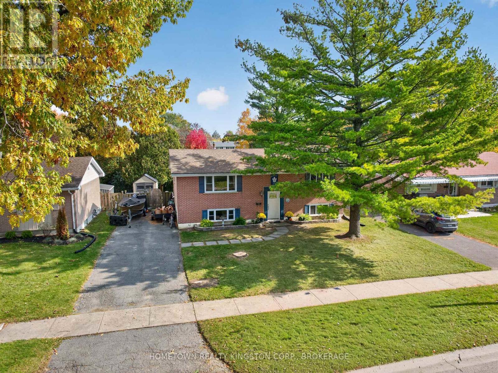 192 Camberley Crescent Property Photo 2