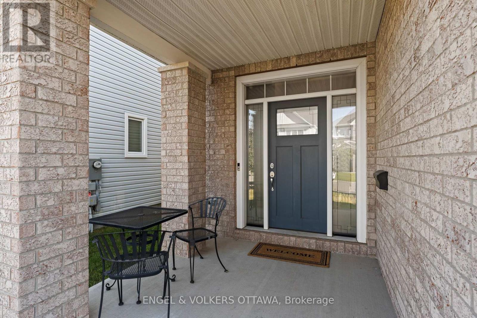 633 Moonflower Crescent Property Photo 2