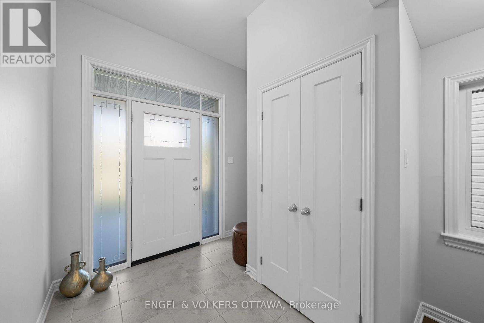 633 Moonflower Crescent Property Photo 3