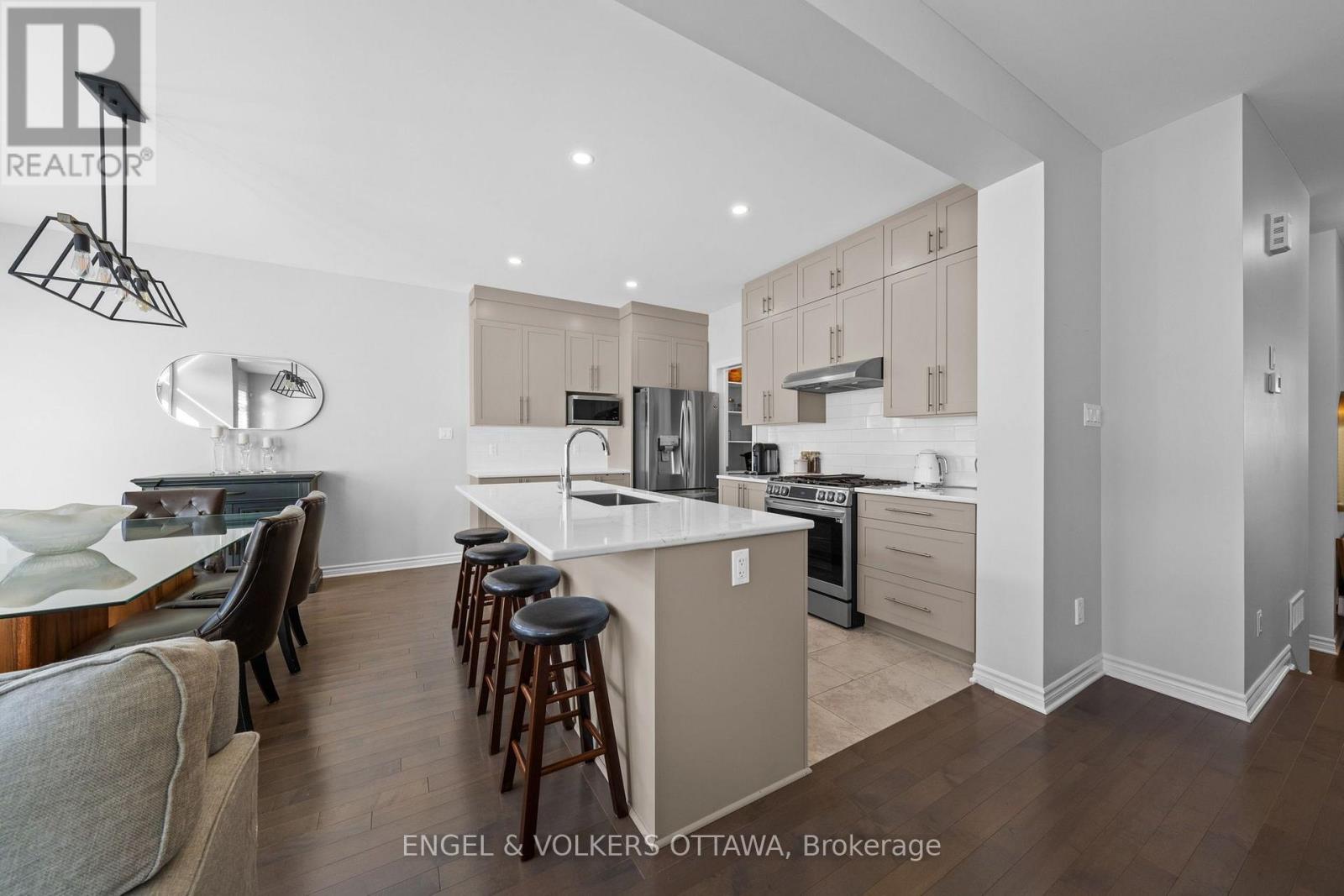 633 Moonflower Crescent Property Photo 8