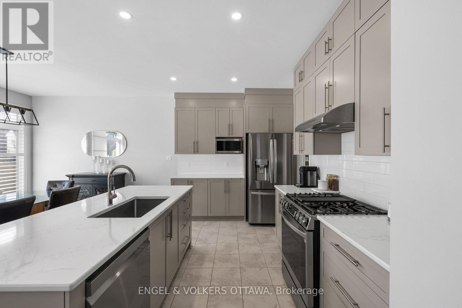 633 Moonflower Crescent Property Photo 9