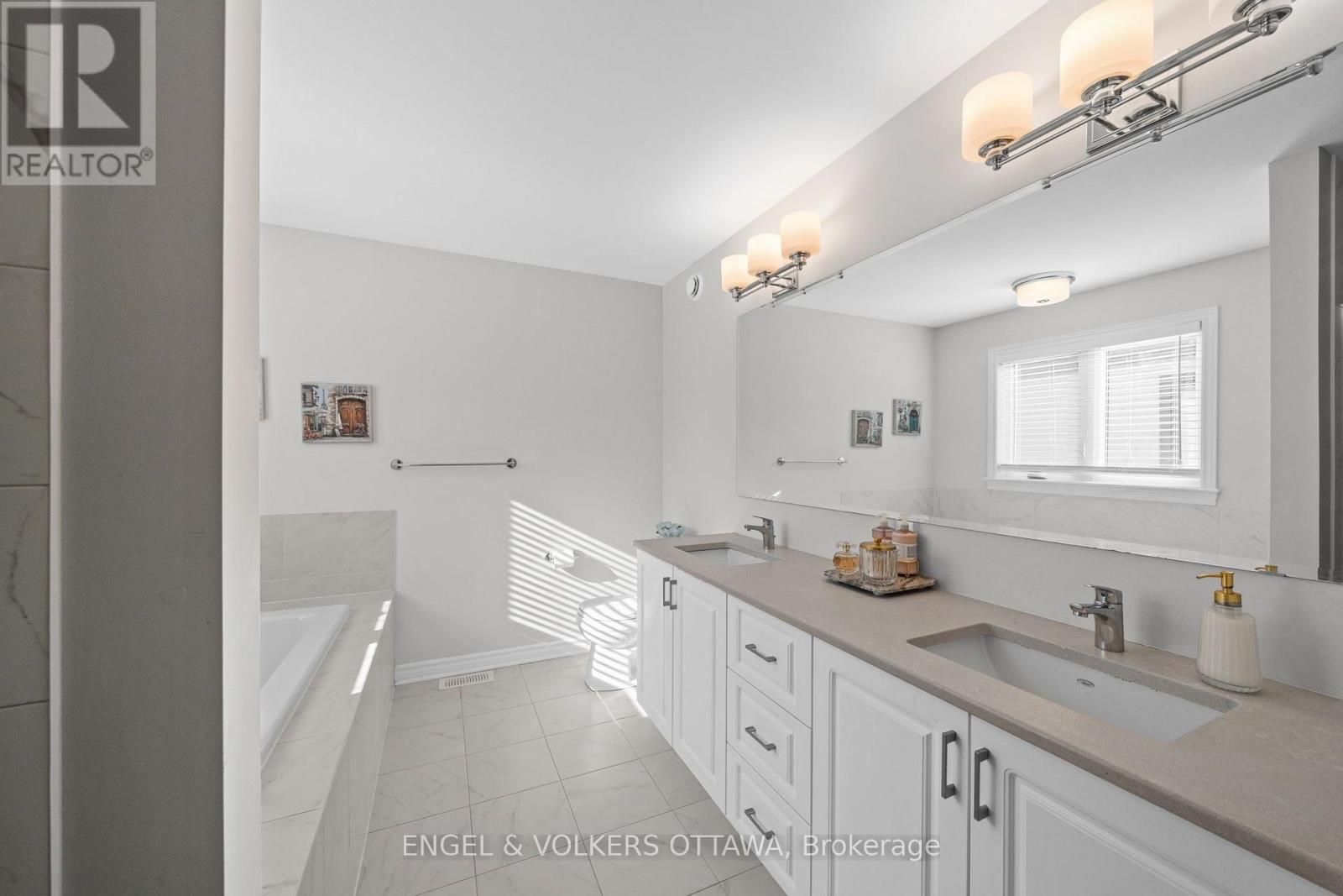 633 Moonflower Crescent Property Photo 21