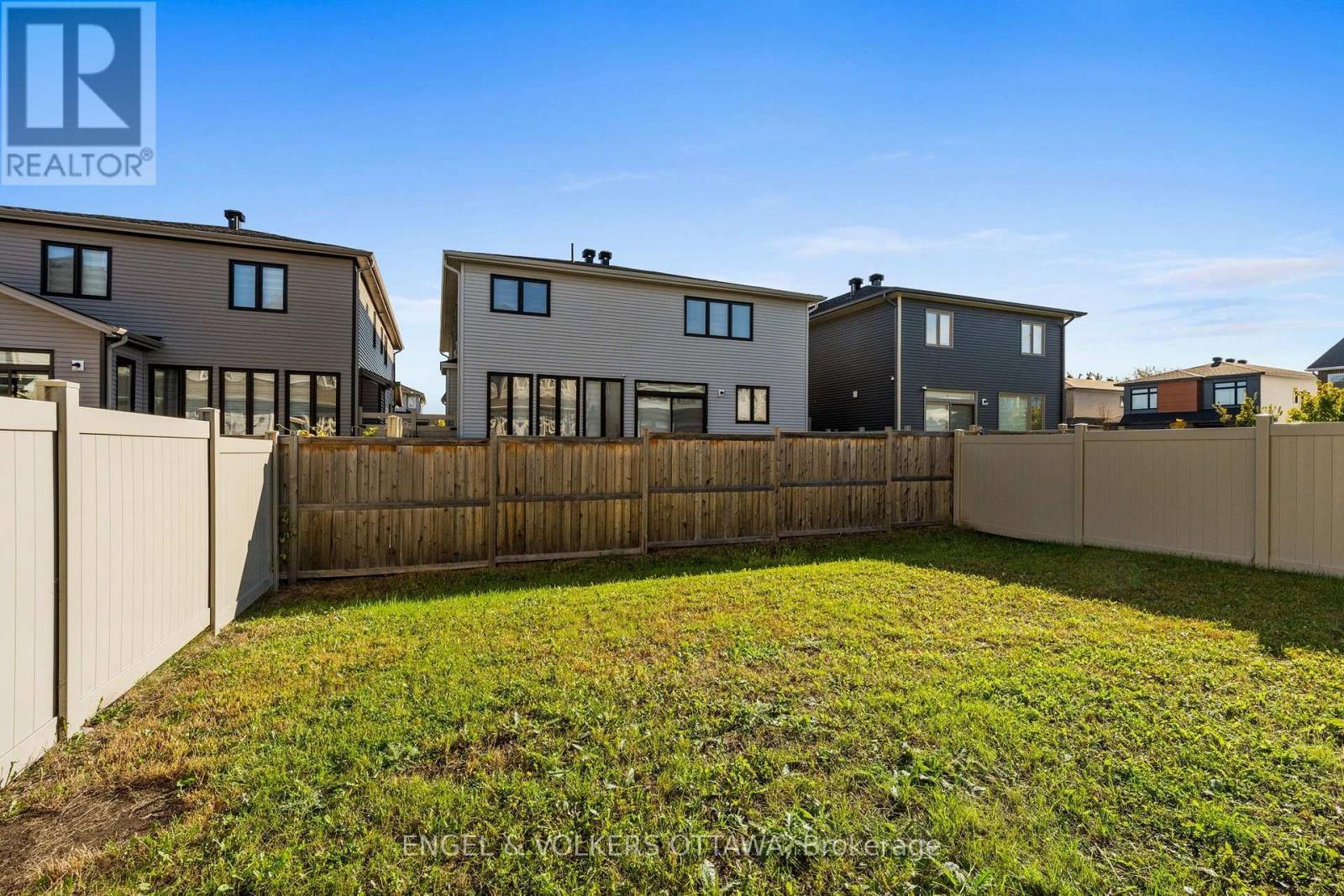 633 Moonflower Crescent Property Photo 31