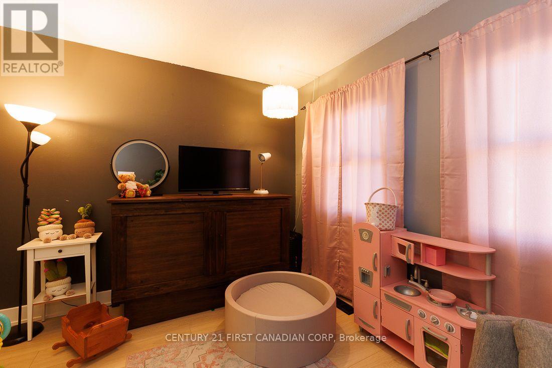 13 - 1104 Southdale Road E Property Photo 20