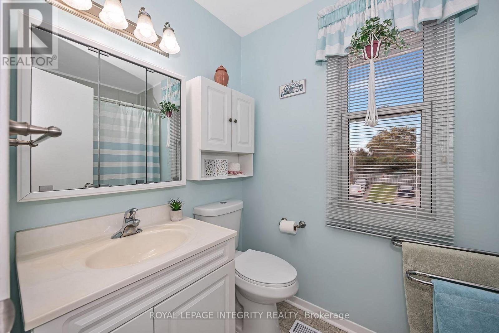262 Edward Street S Property Photo 25