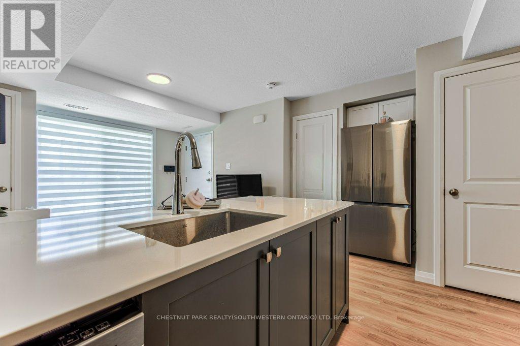 B11 - 410 Northfield Drive Property Photo 10