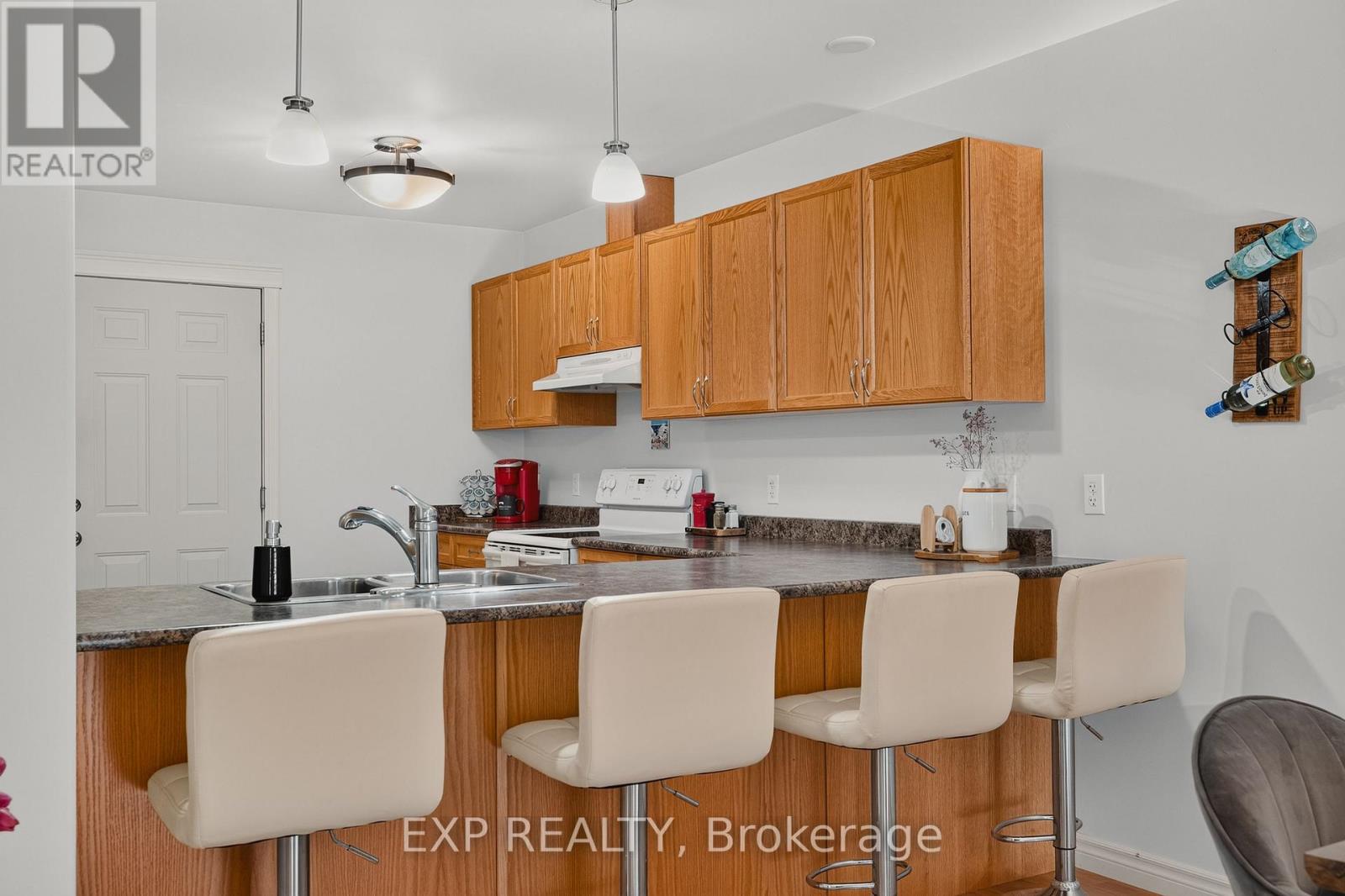 628 Elizabeth Street W Property Photo 4