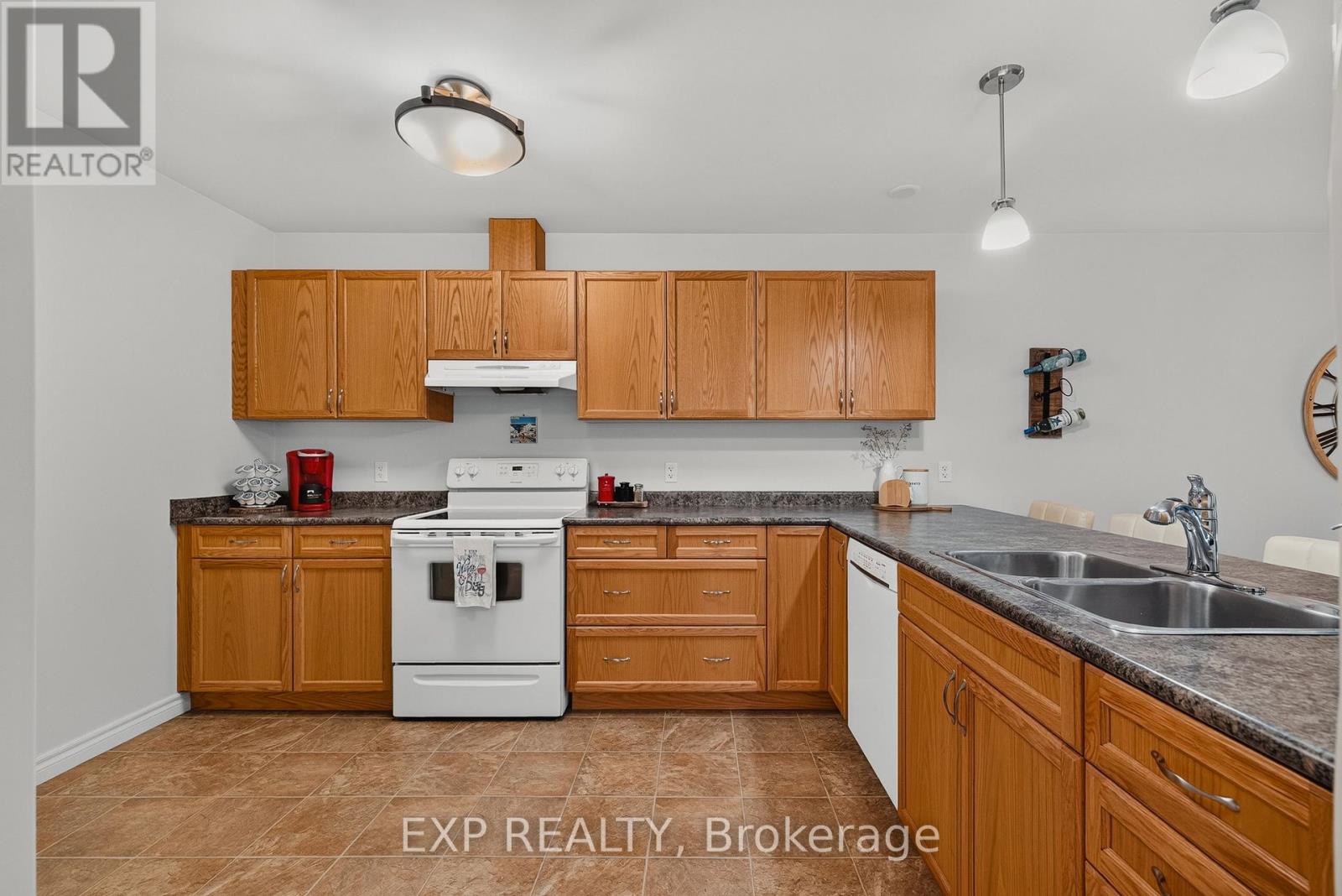 628 Elizabeth Street W Property Photo 6