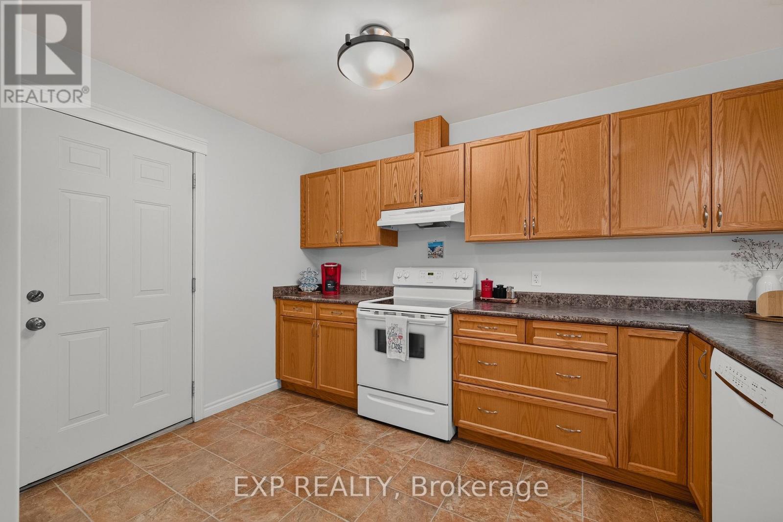 628 Elizabeth Street W Property Photo 7