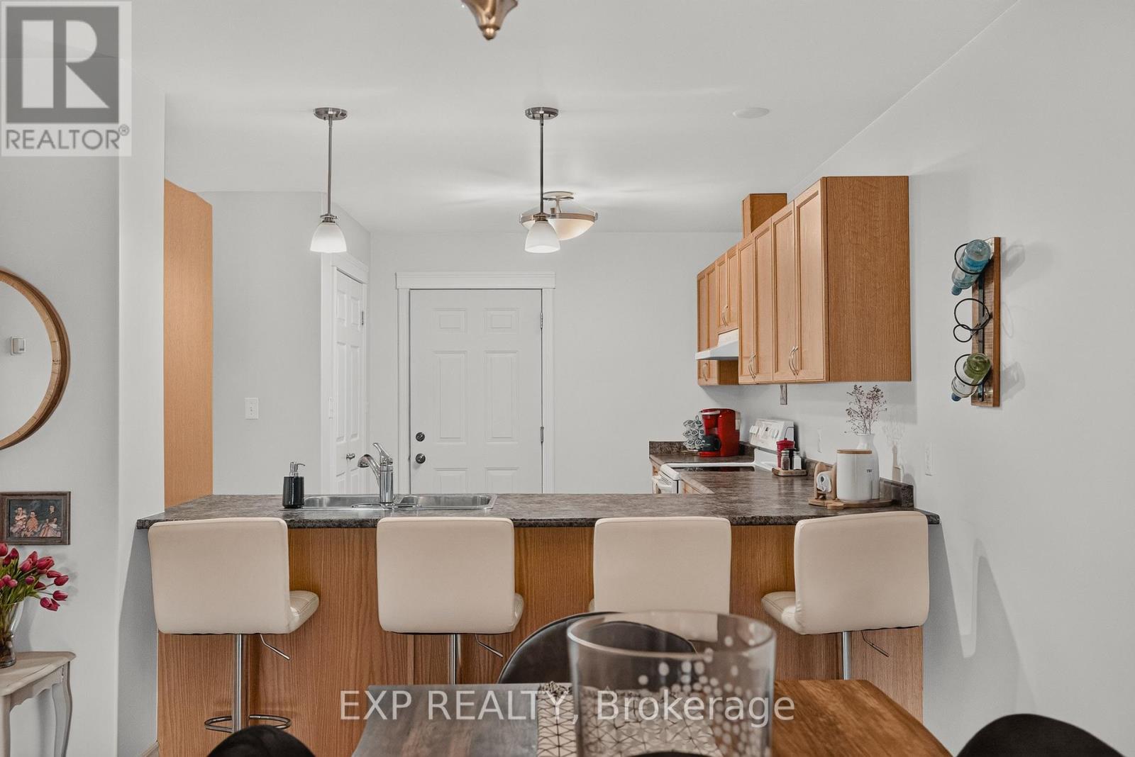 628 Elizabeth Street W Property Photo 8