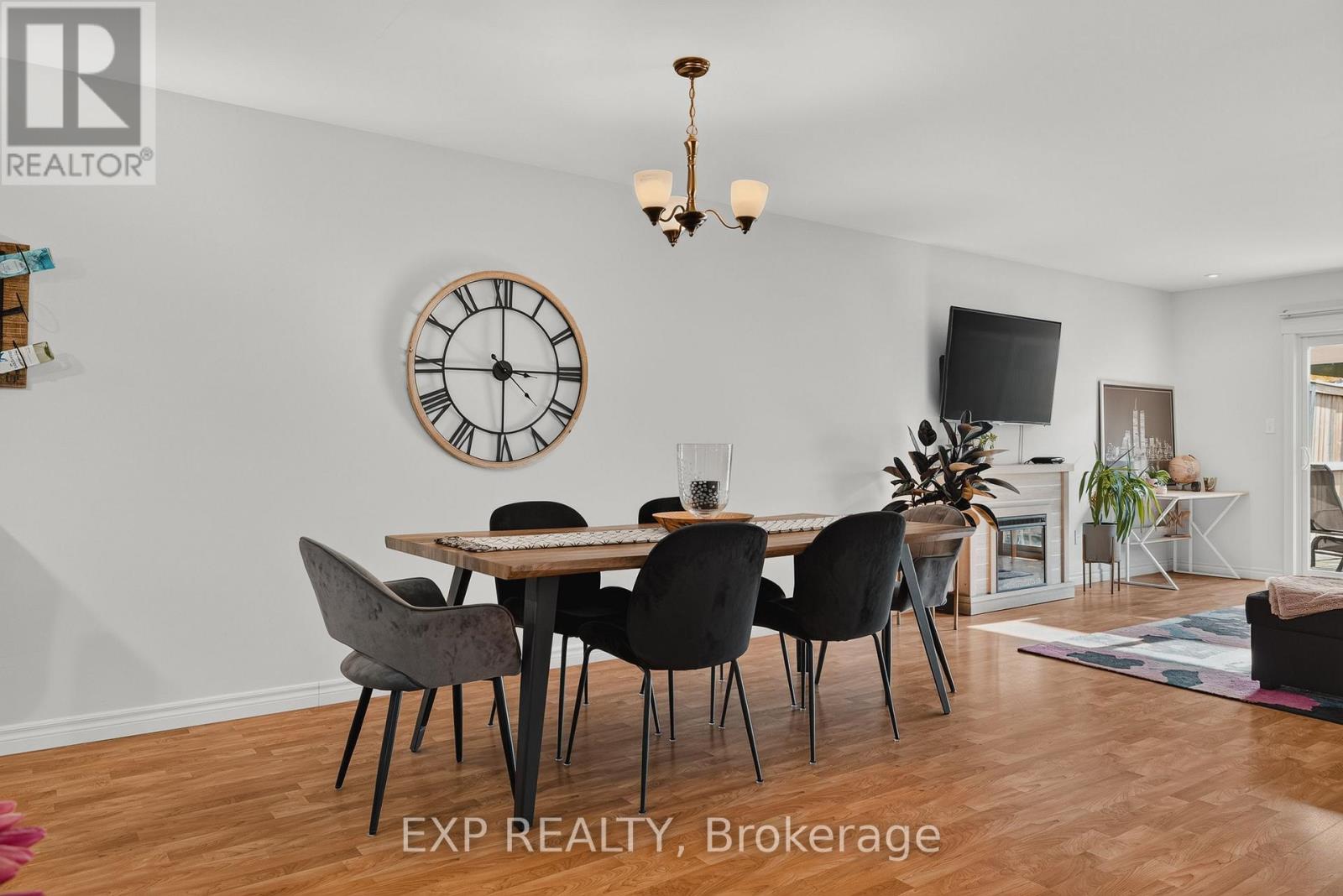 628 Elizabeth Street W Property Photo 10