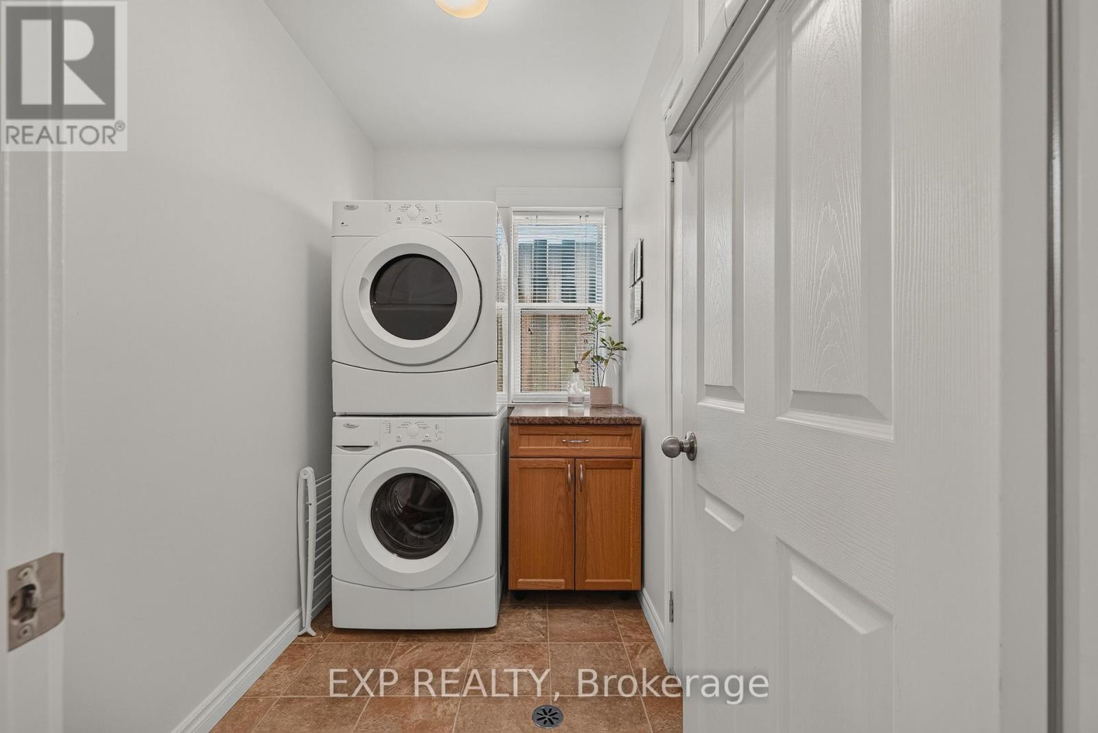 628 Elizabeth Street W Property Photo 19