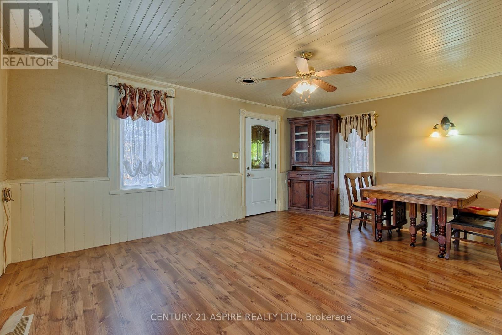 503 Moffat Street Property Photo 4