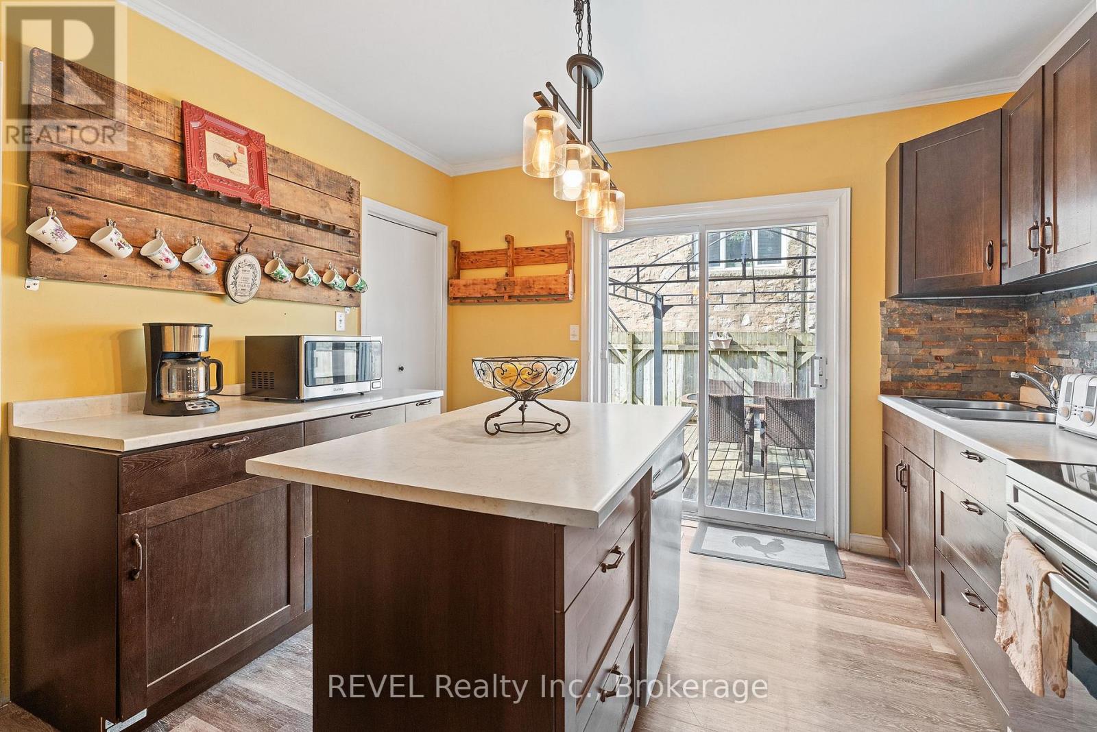 4755 River Road Property Photo 10