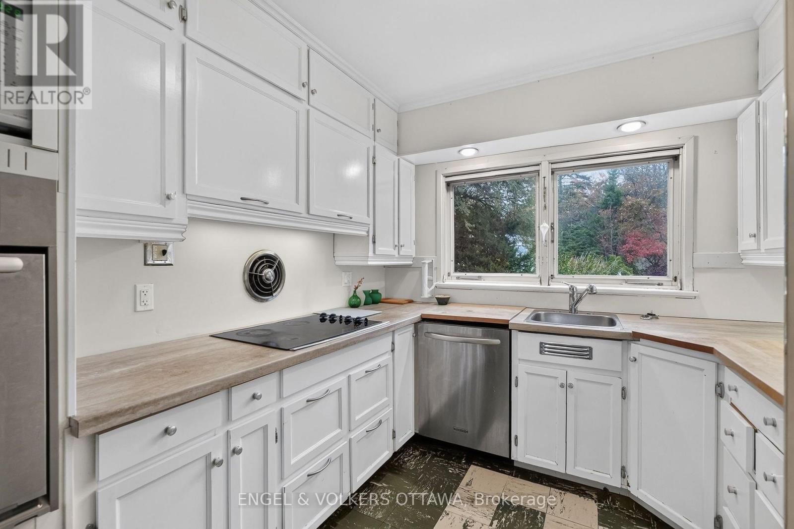 185 Lakeway Drive Property Photo 11