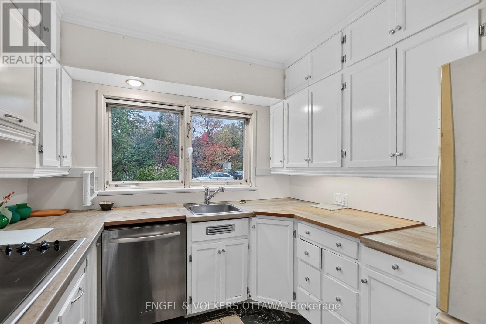 185 Lakeway Drive Property Photo 12