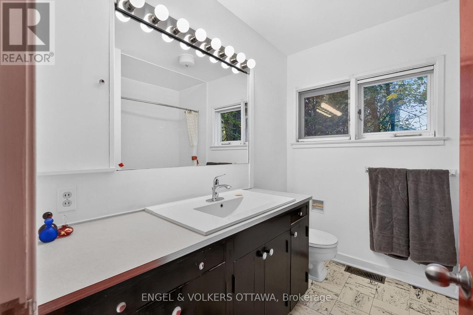 185 Lakeway Drive Property Photo 17