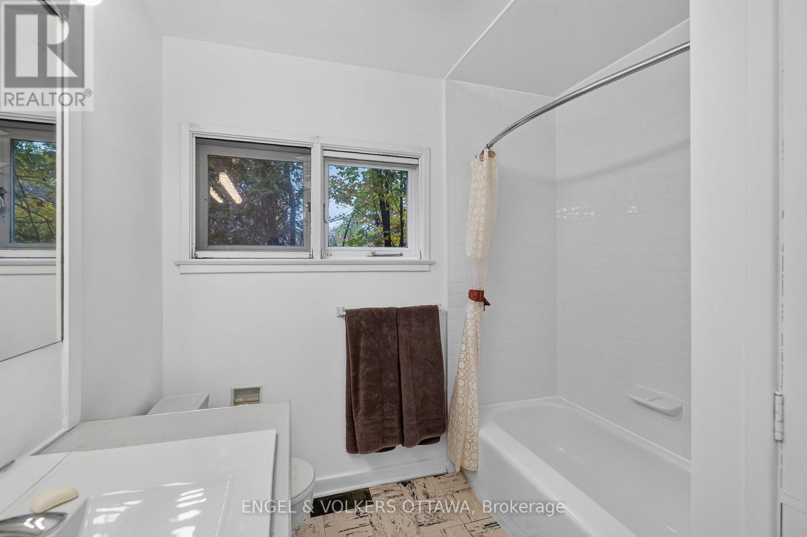 185 Lakeway Drive Property Photo 18