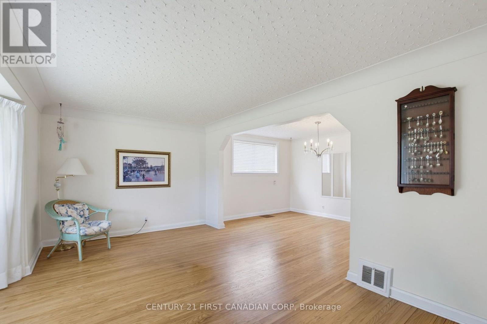444 Forest Lawn Avenue Property Photo 4