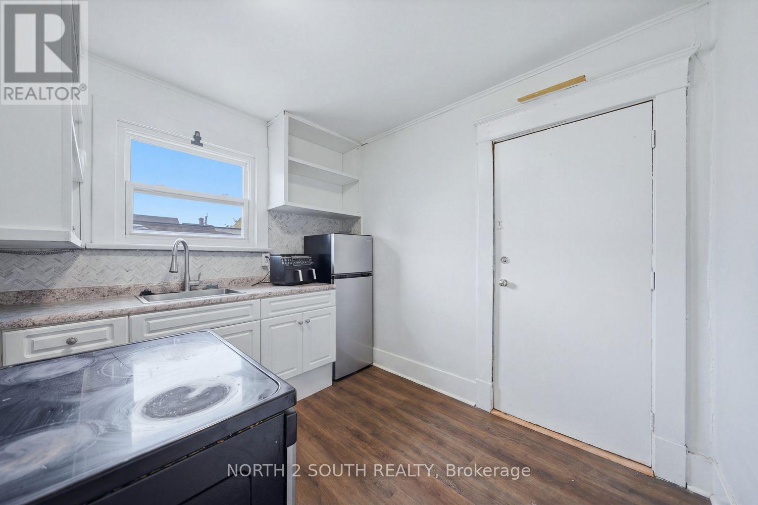 880 Dundas Street E Property Photo 24
