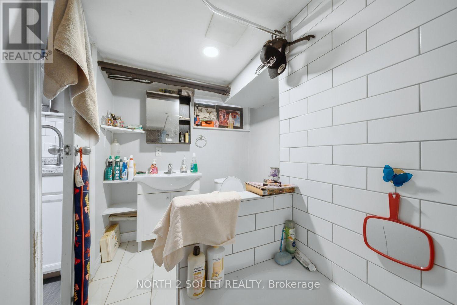 880 Dundas Street E Property Photo 43