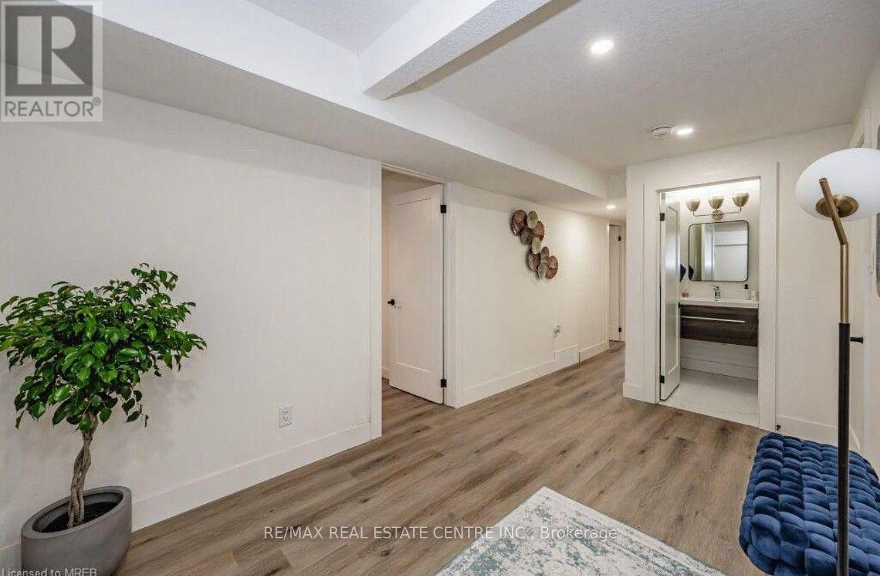 Lower - 136 The Country Way Property Photo 3
