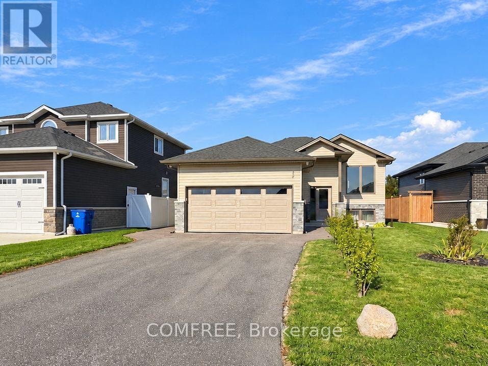 32 HAWTHORNE CRESCENT Property Photo 1