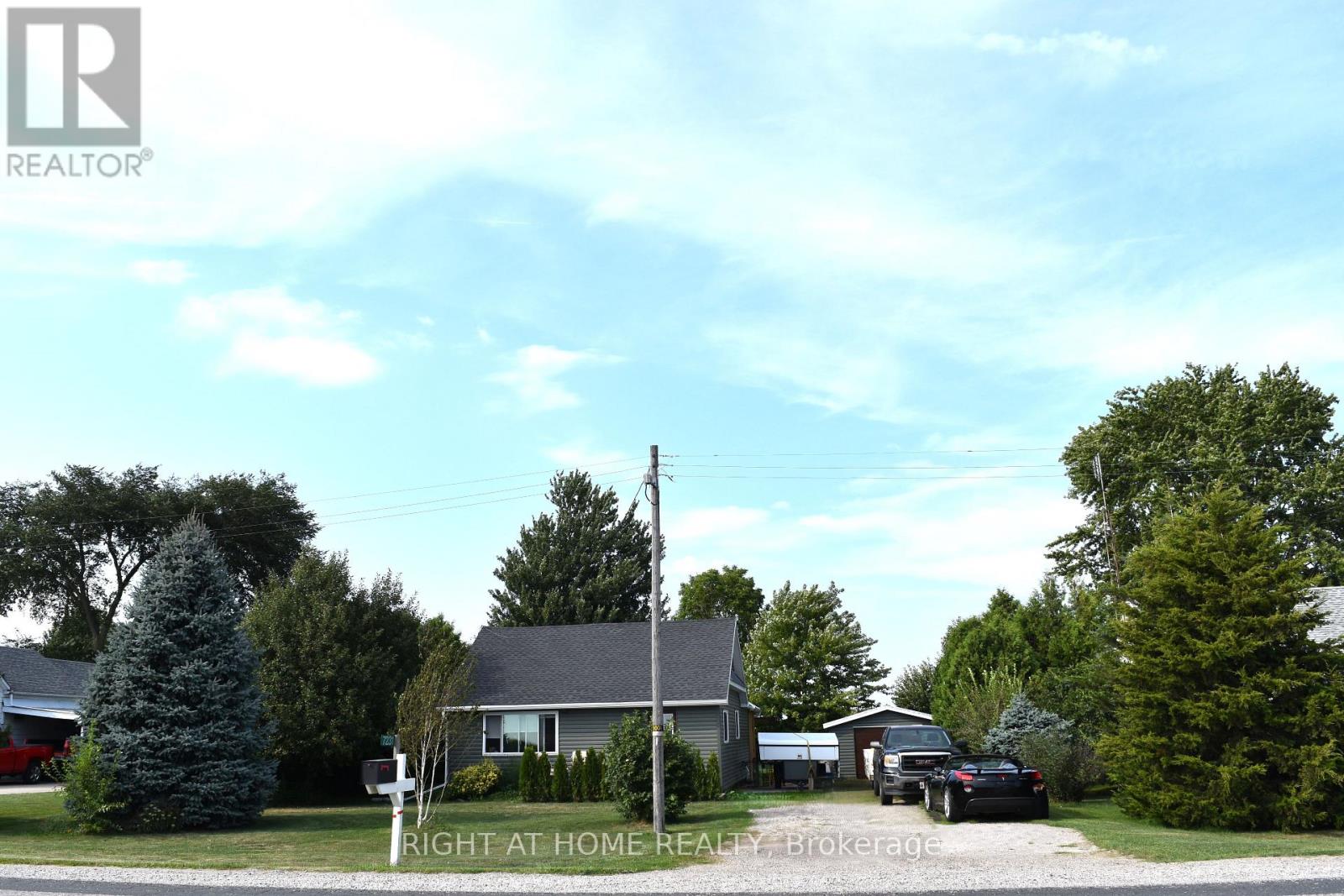 7231 Baseline Road E Property Photo 7