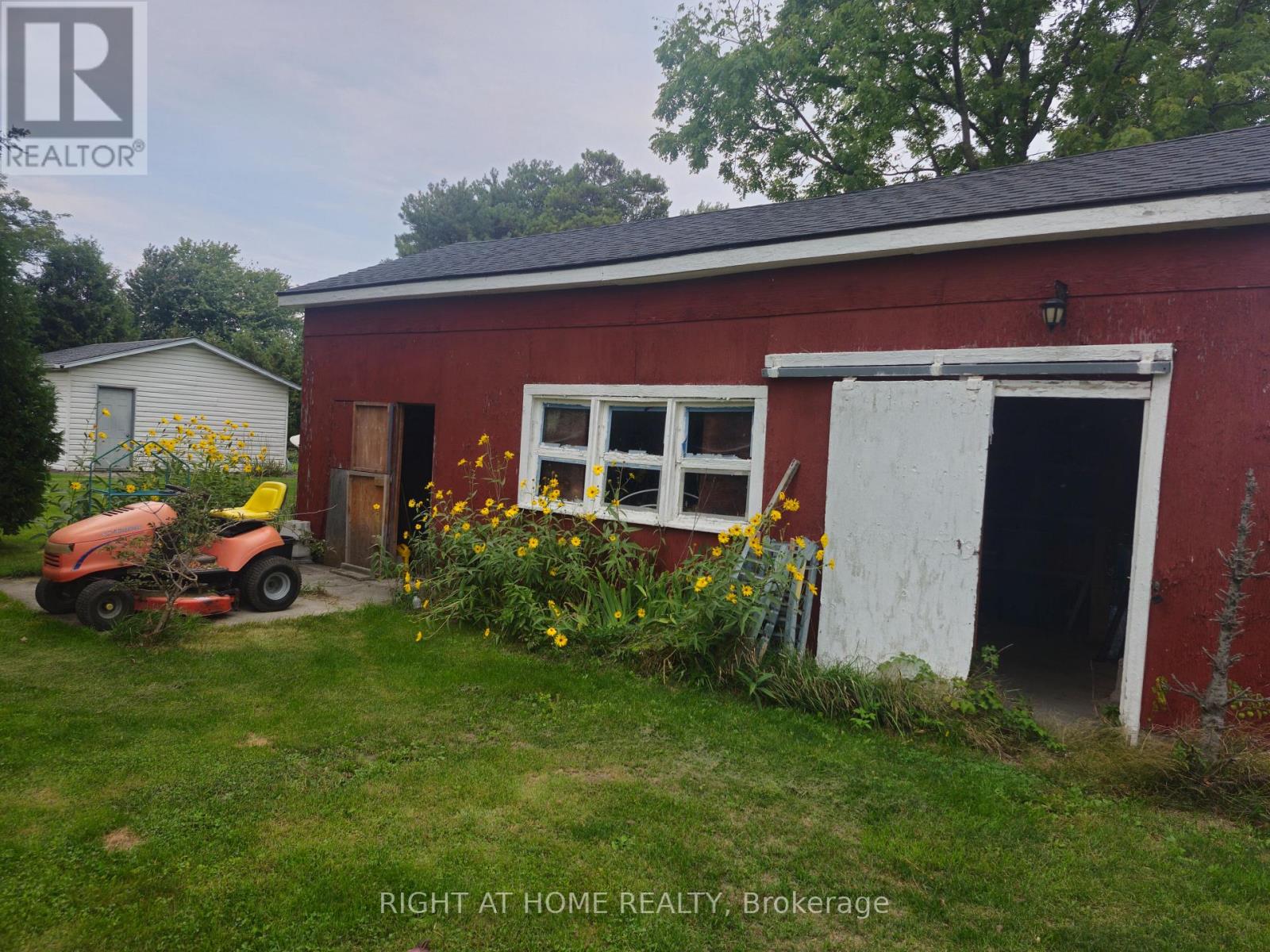 7231 Baseline Road E Property Photo 36