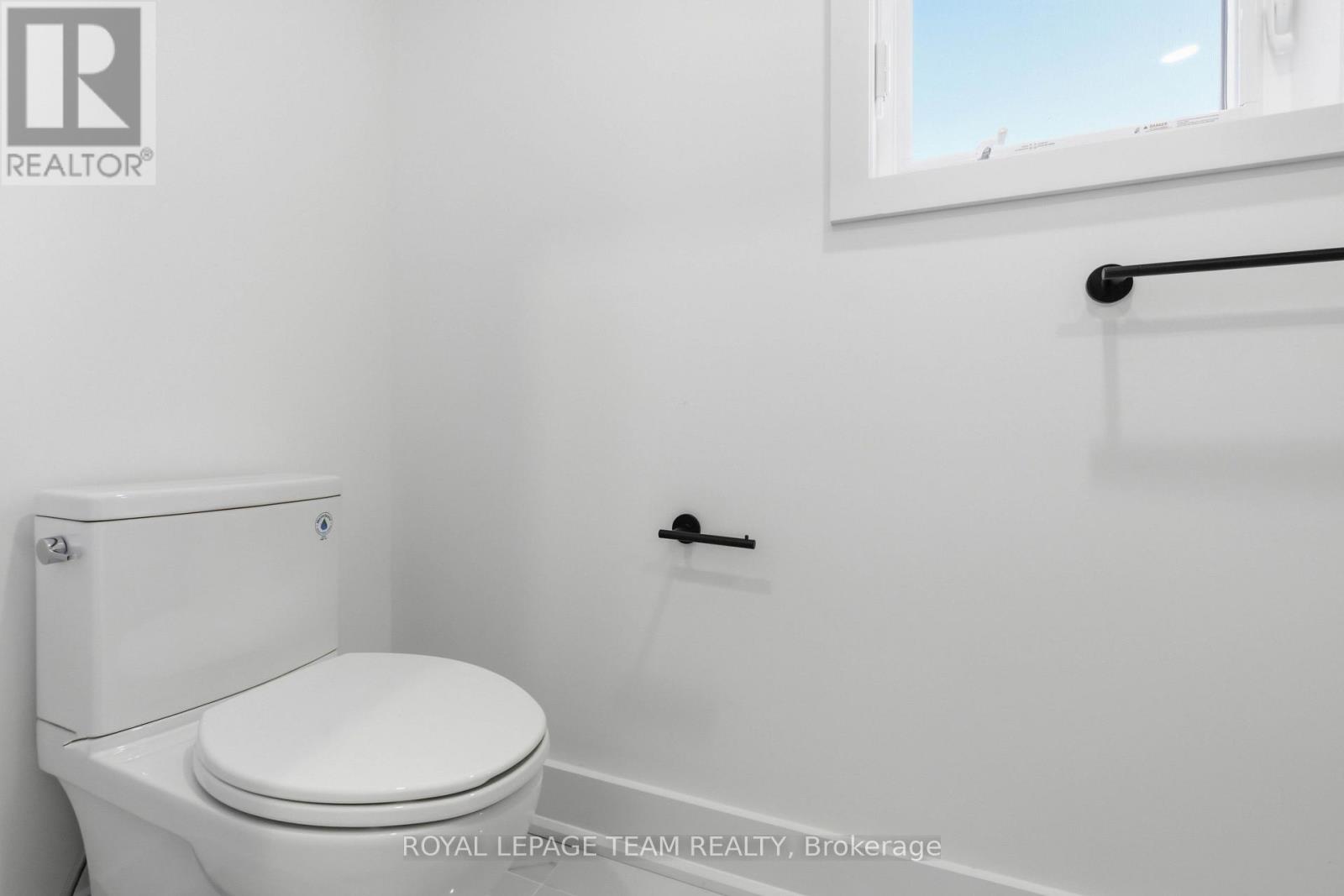 8 - 100 Hamilton Avenue N Property Photo 12