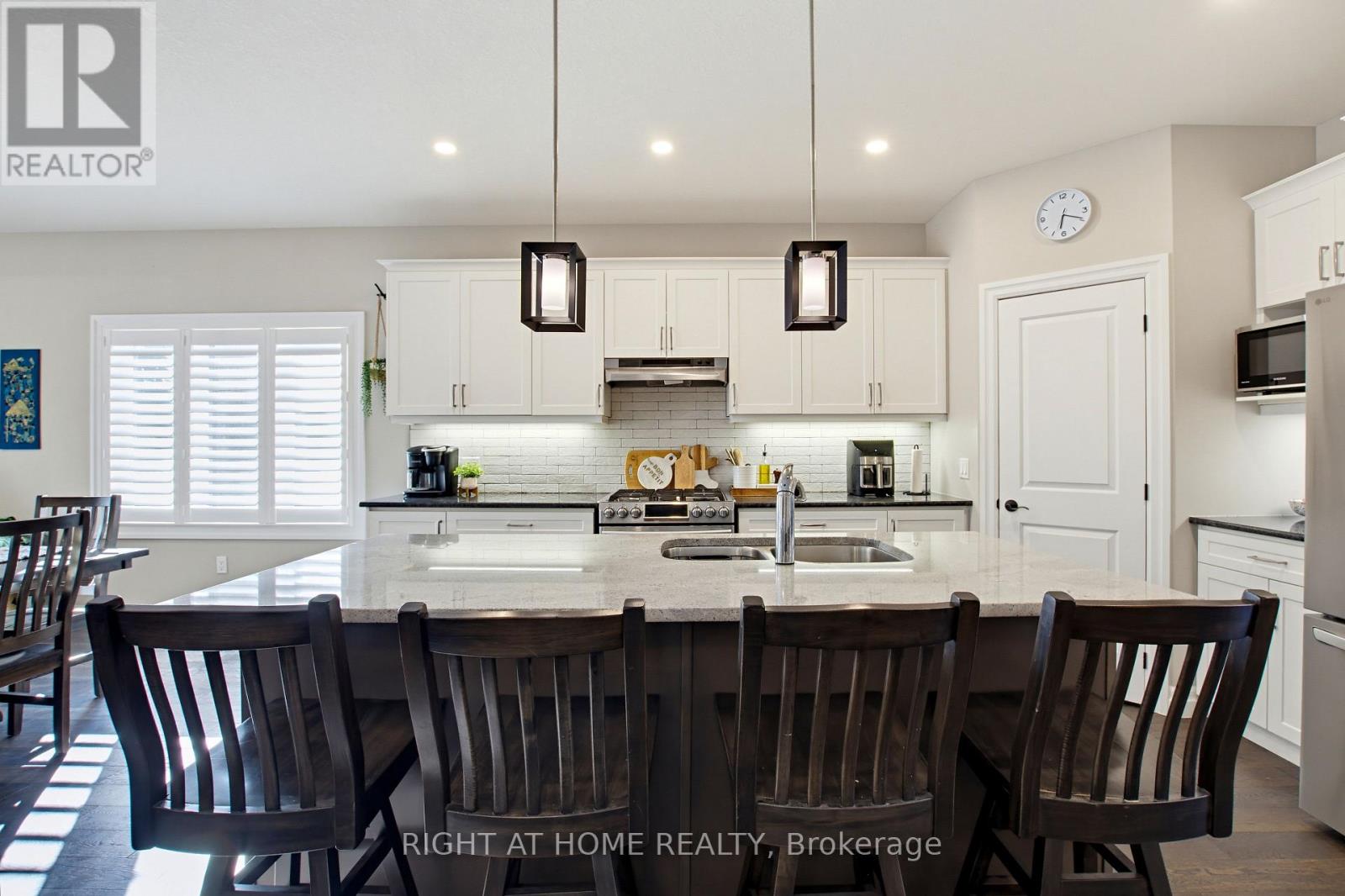 156 Wintermute Court E Property Photo 6