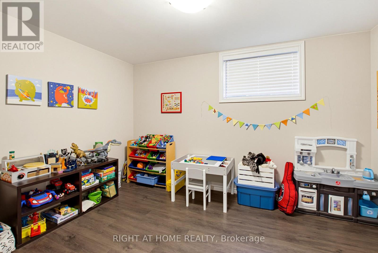 156 Wintermute Court E Property Photo 33