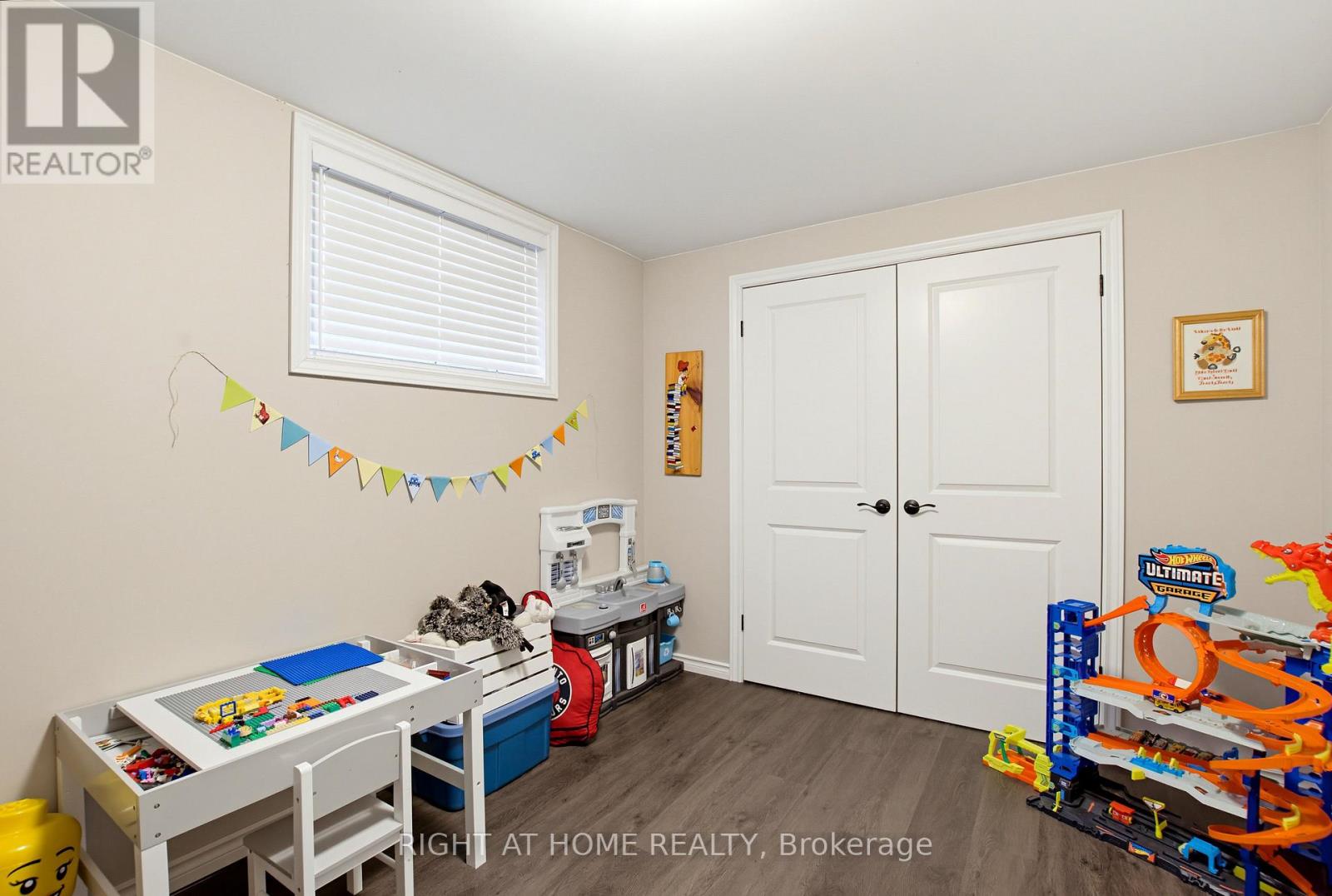 156 Wintermute Court E Property Photo 34