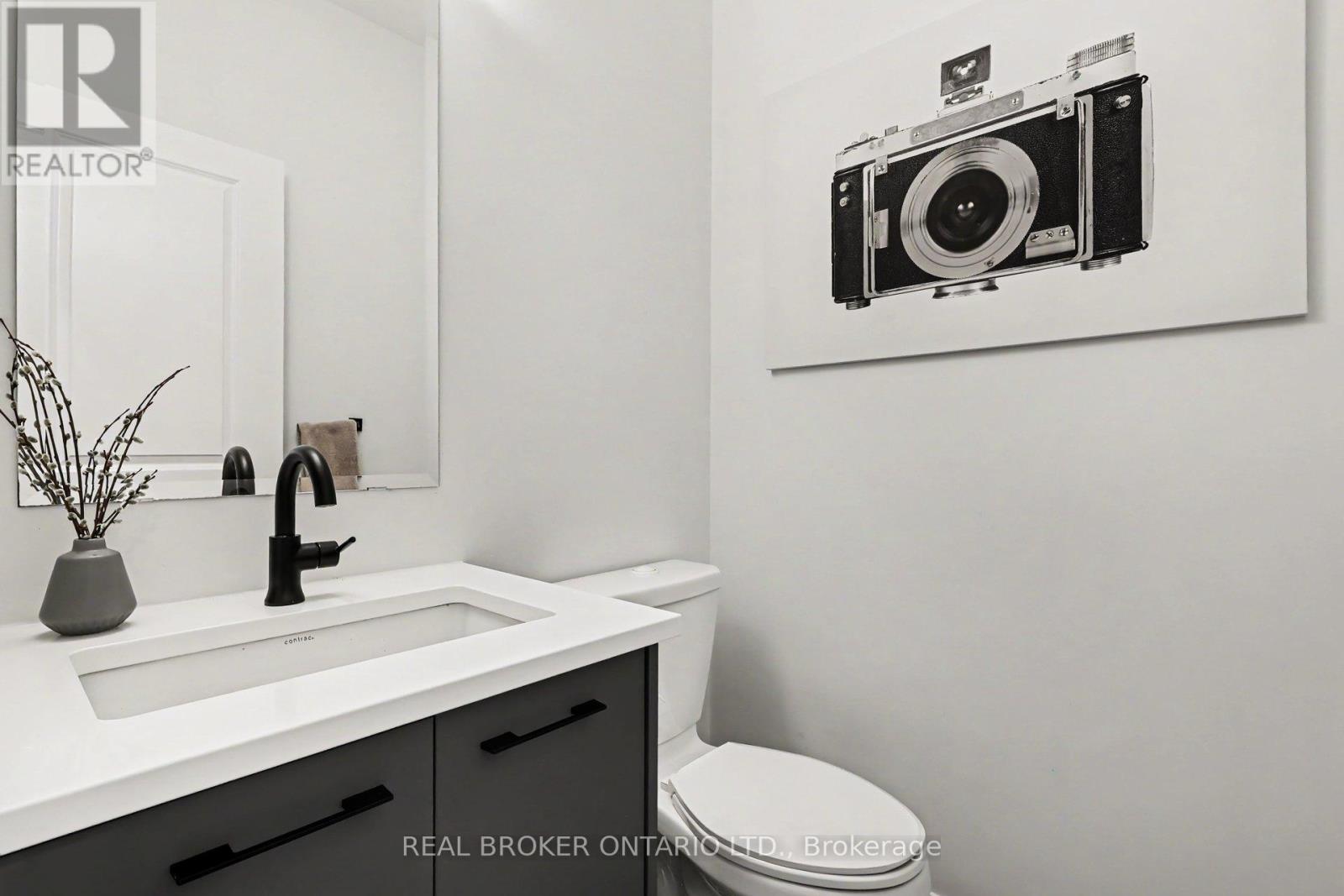 769 Cairn Crescent Property Photo 5