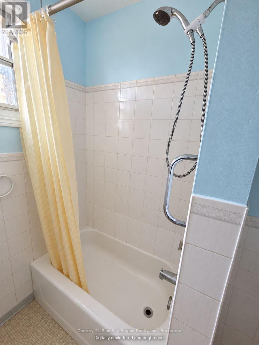 421 Worthington St E Property Photo 9