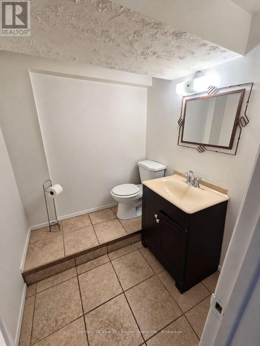 421 Worthington St E Property Photo 15
