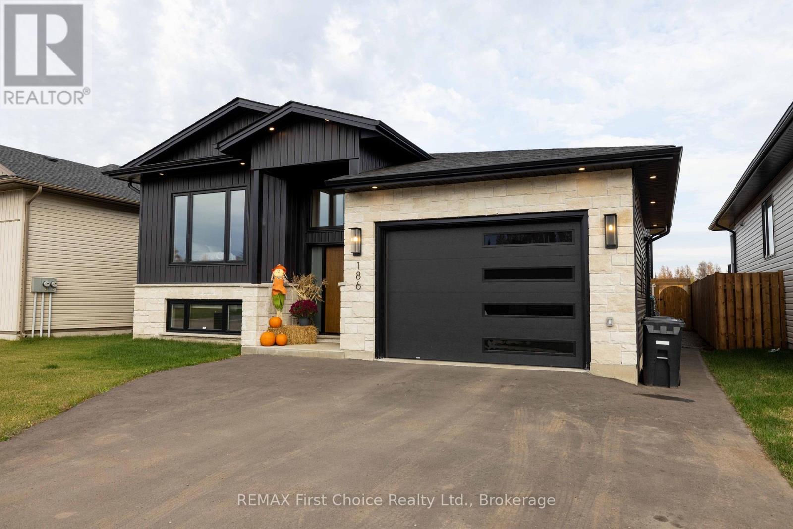 186 Bruin Crescent Property Photo 1