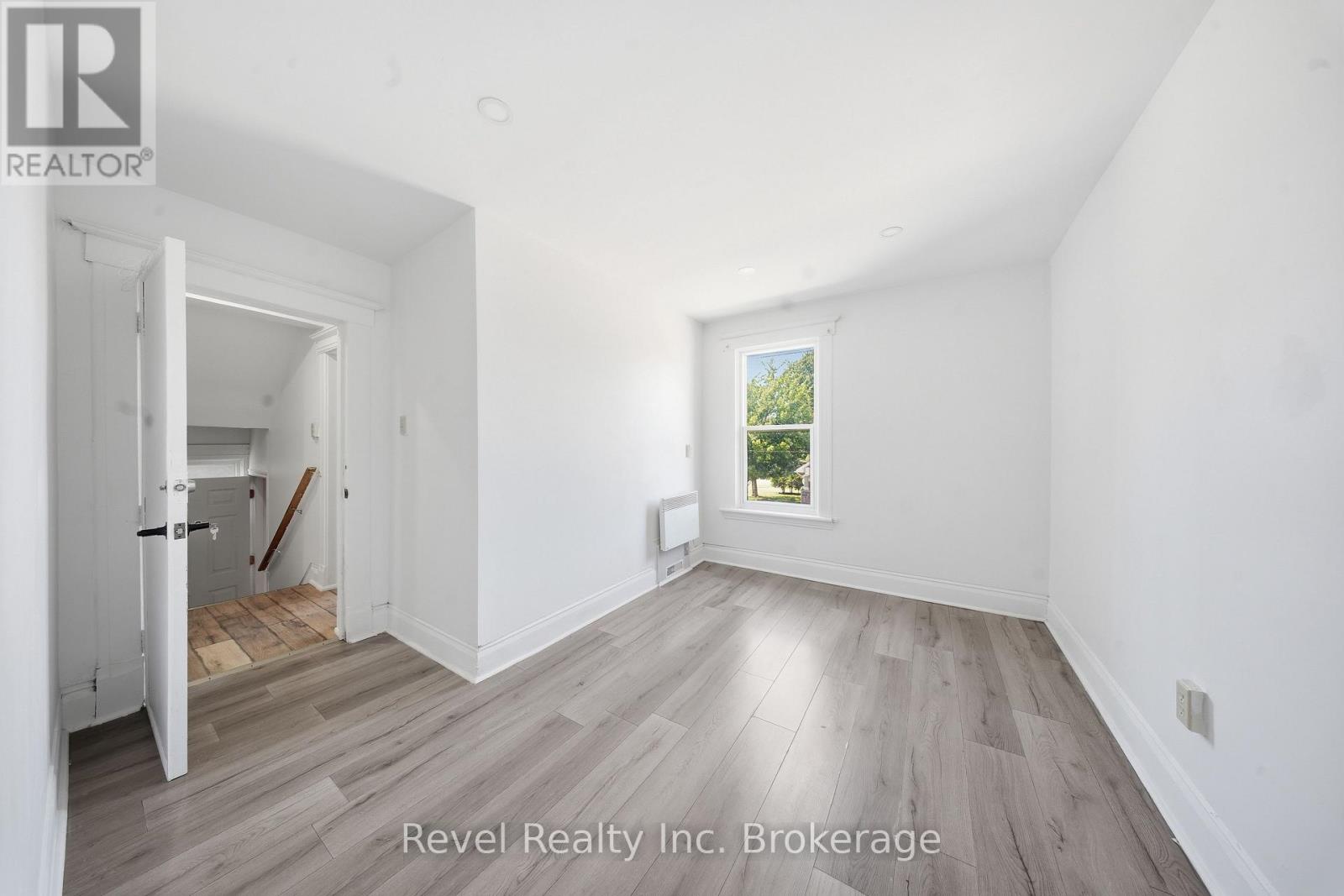 517 Fisher Street S Property Photo 5