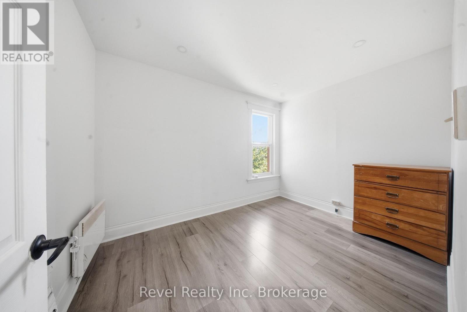 517 Fisher Street S Property Photo 6
