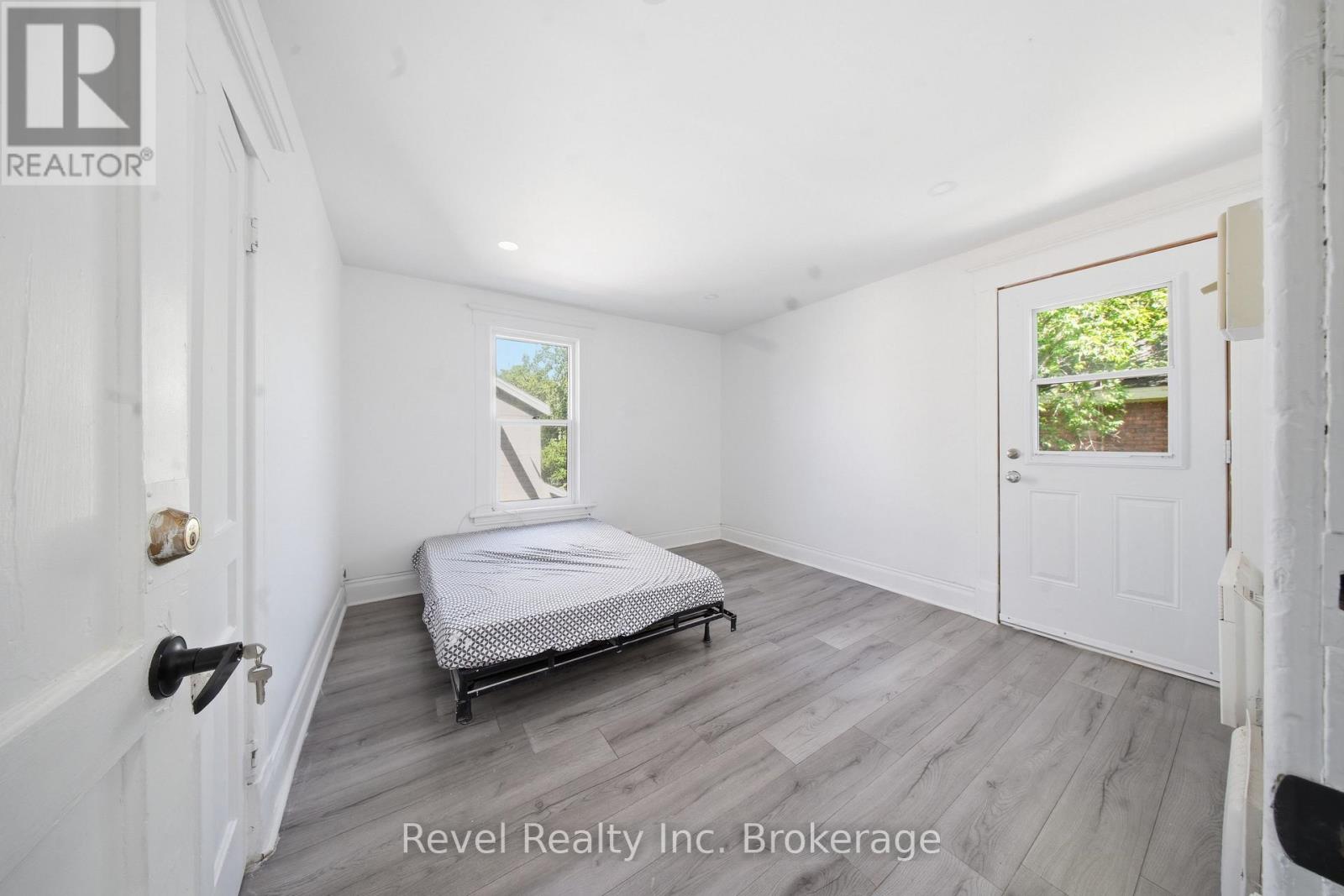 517 Fisher Street S Property Photo 8