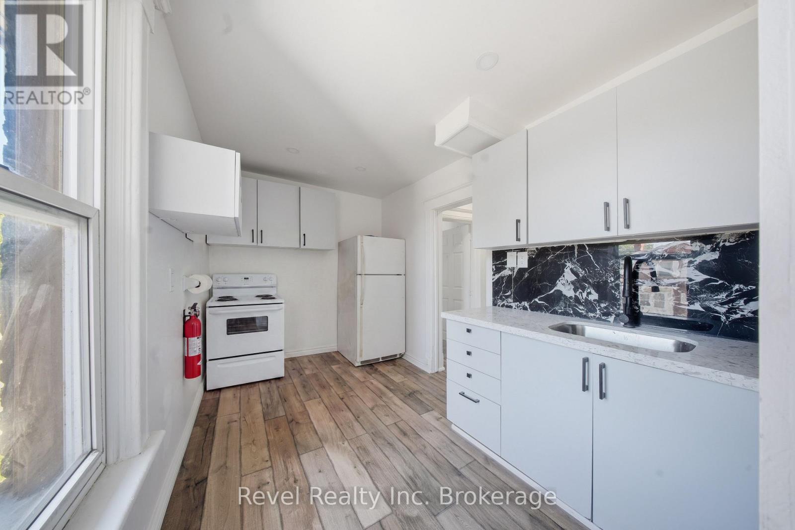 517 Fisher Street S Property Photo 15