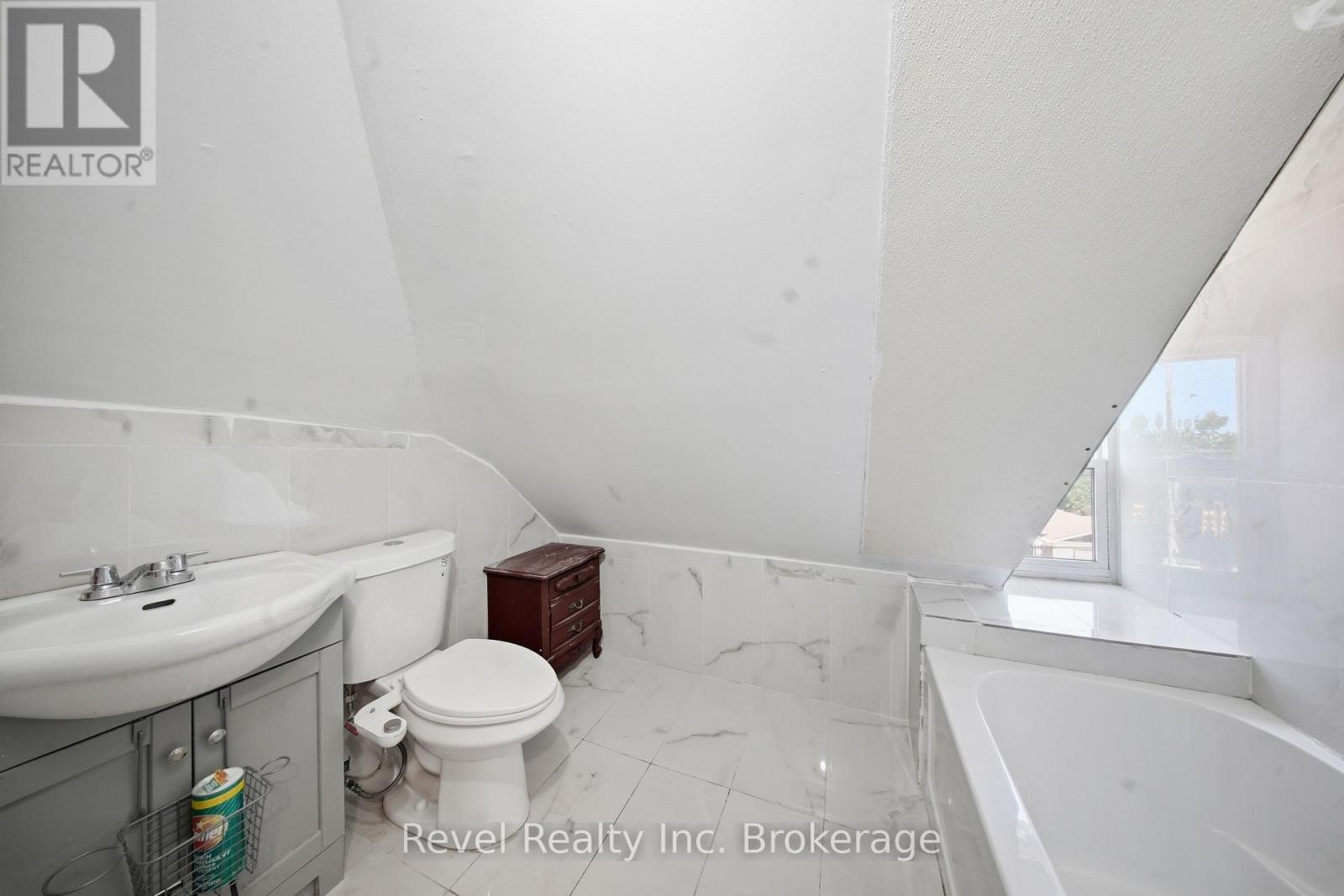 517 Fisher Street S Property Photo 17