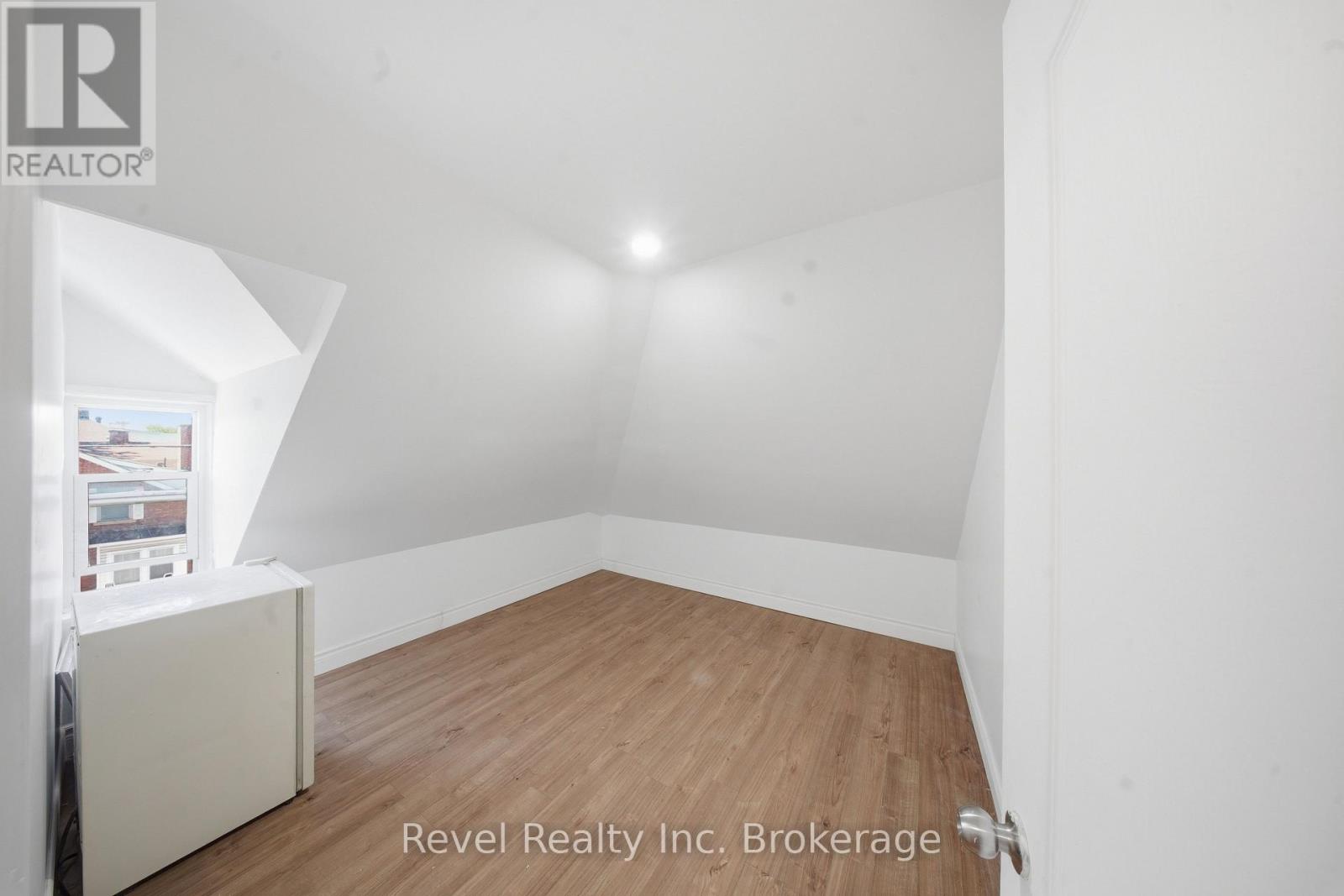 517 Fisher Street S Property Photo 18