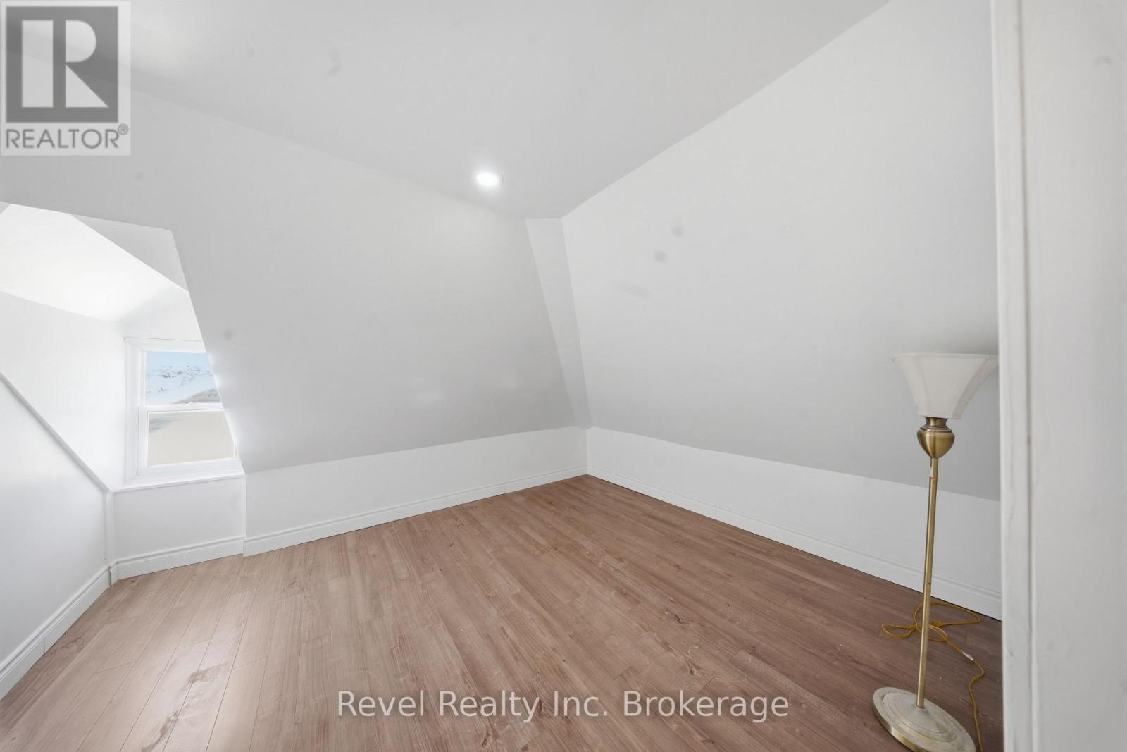 517 Fisher Street S Property Photo 21