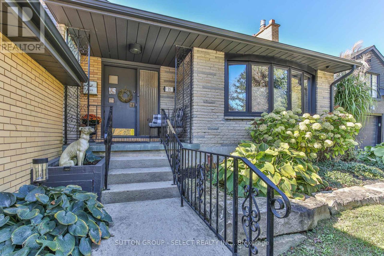 35 Croxton Road W Property Photo 3