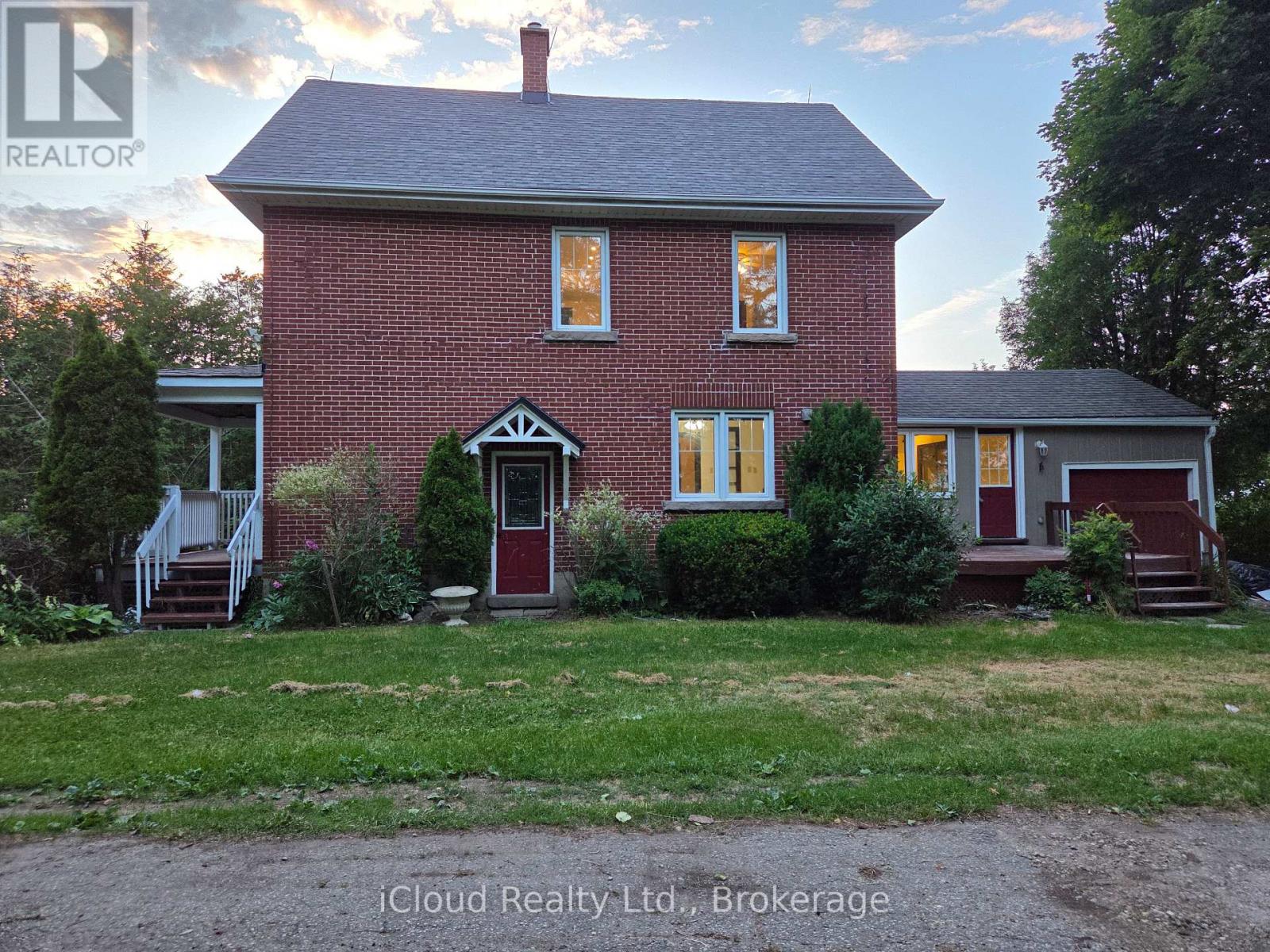 351521 17th Line Property Photo 1