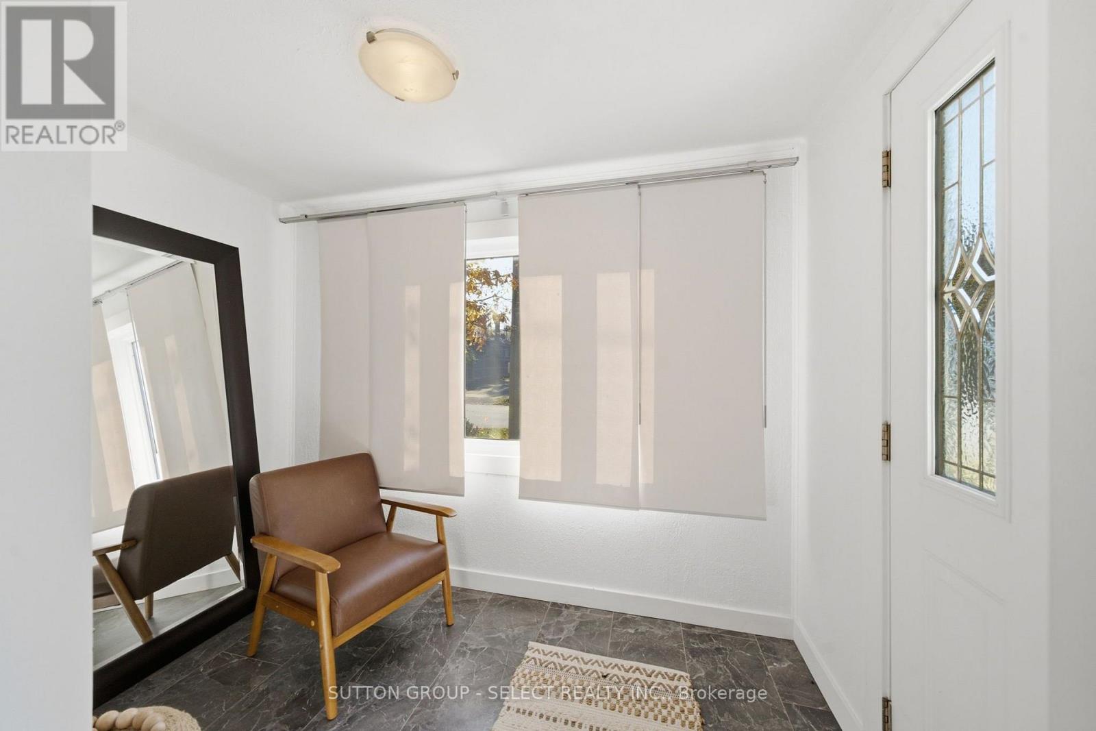 18 Briscoe Street W Property Photo 3