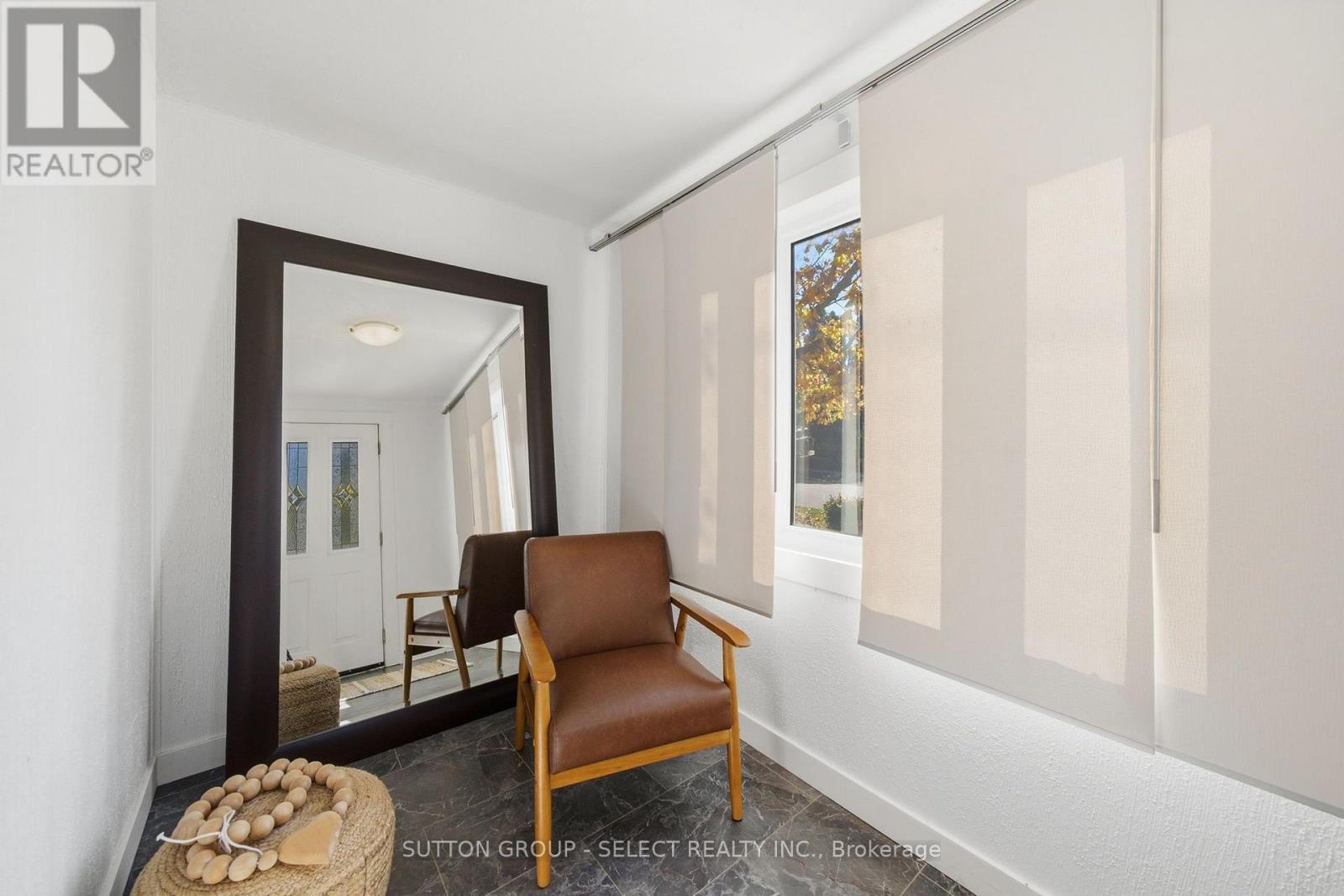 18 Briscoe Street W Property Photo 4