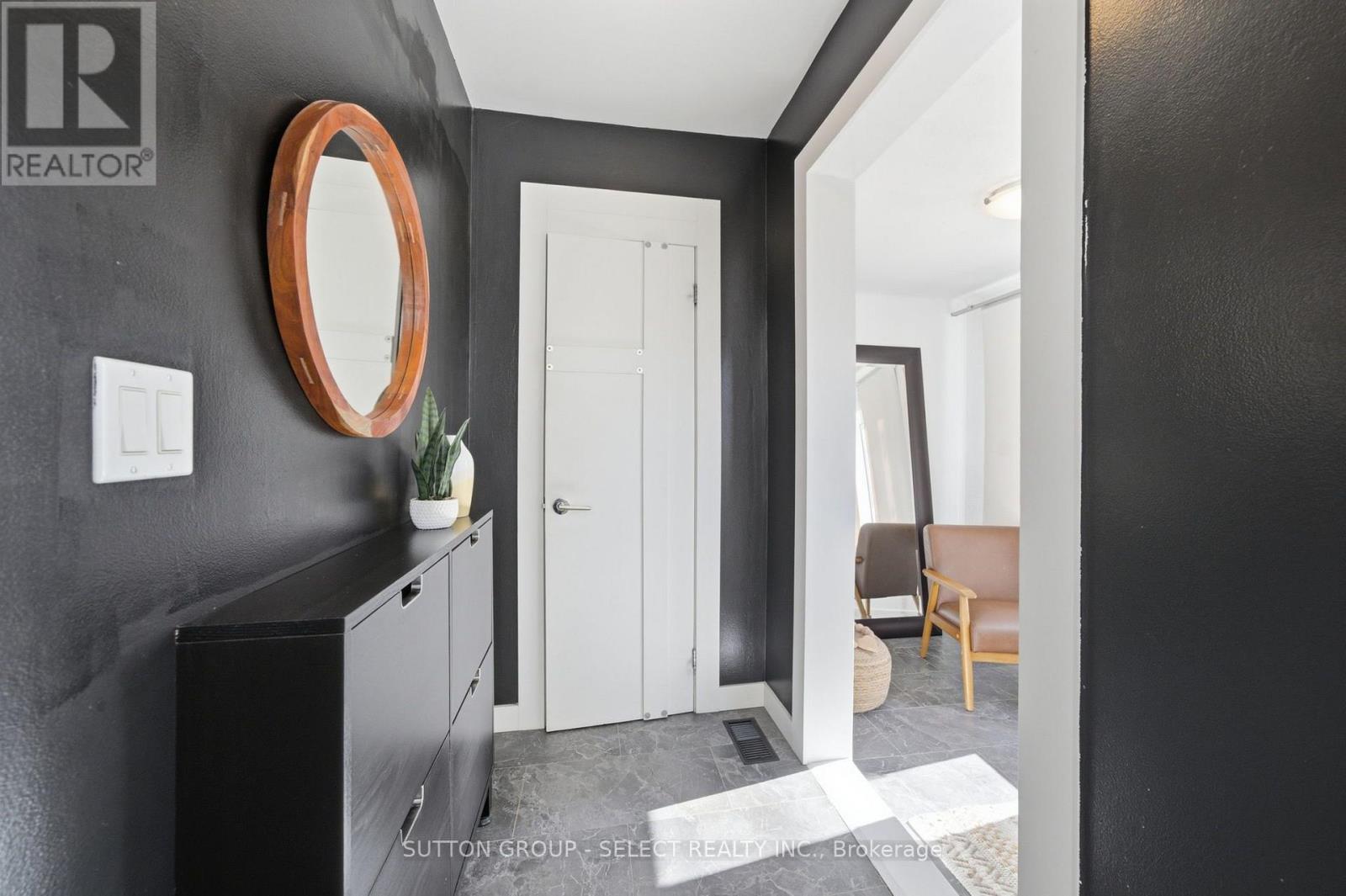 18 Briscoe Street W Property Photo 5